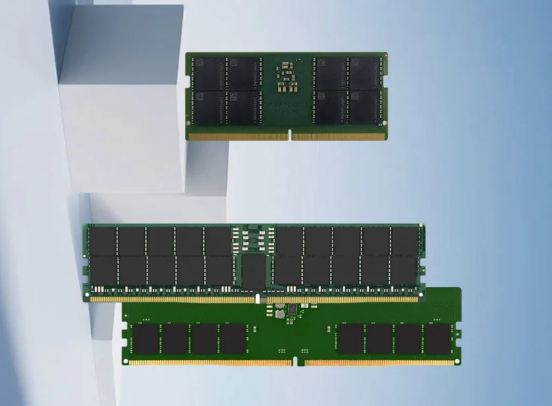 Three unbranded green memory modules with black chips are displayed against a geometric background.