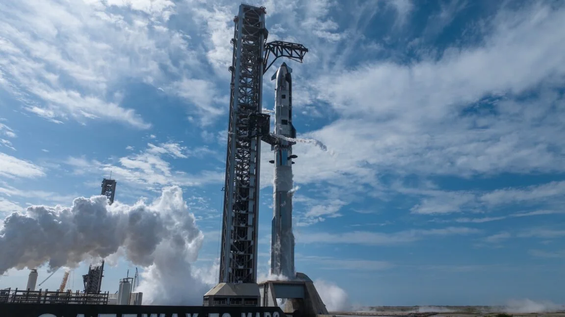 SpaceX, 124 metrelik Starship V3’ü ilk kez fırlatma rampasına kurdu