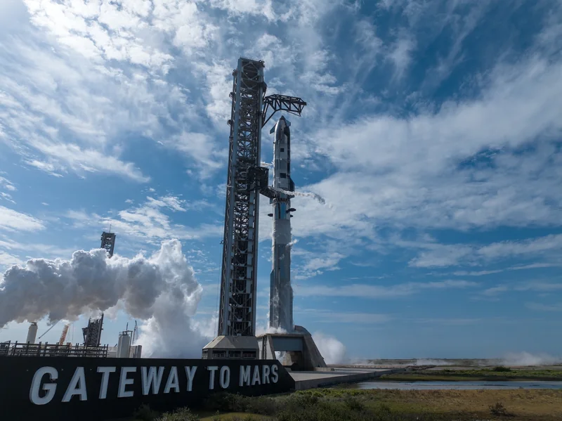 SpaceX, 124 metrelik Starship V3’ü ilk kez fırlatma rampasına kurdu