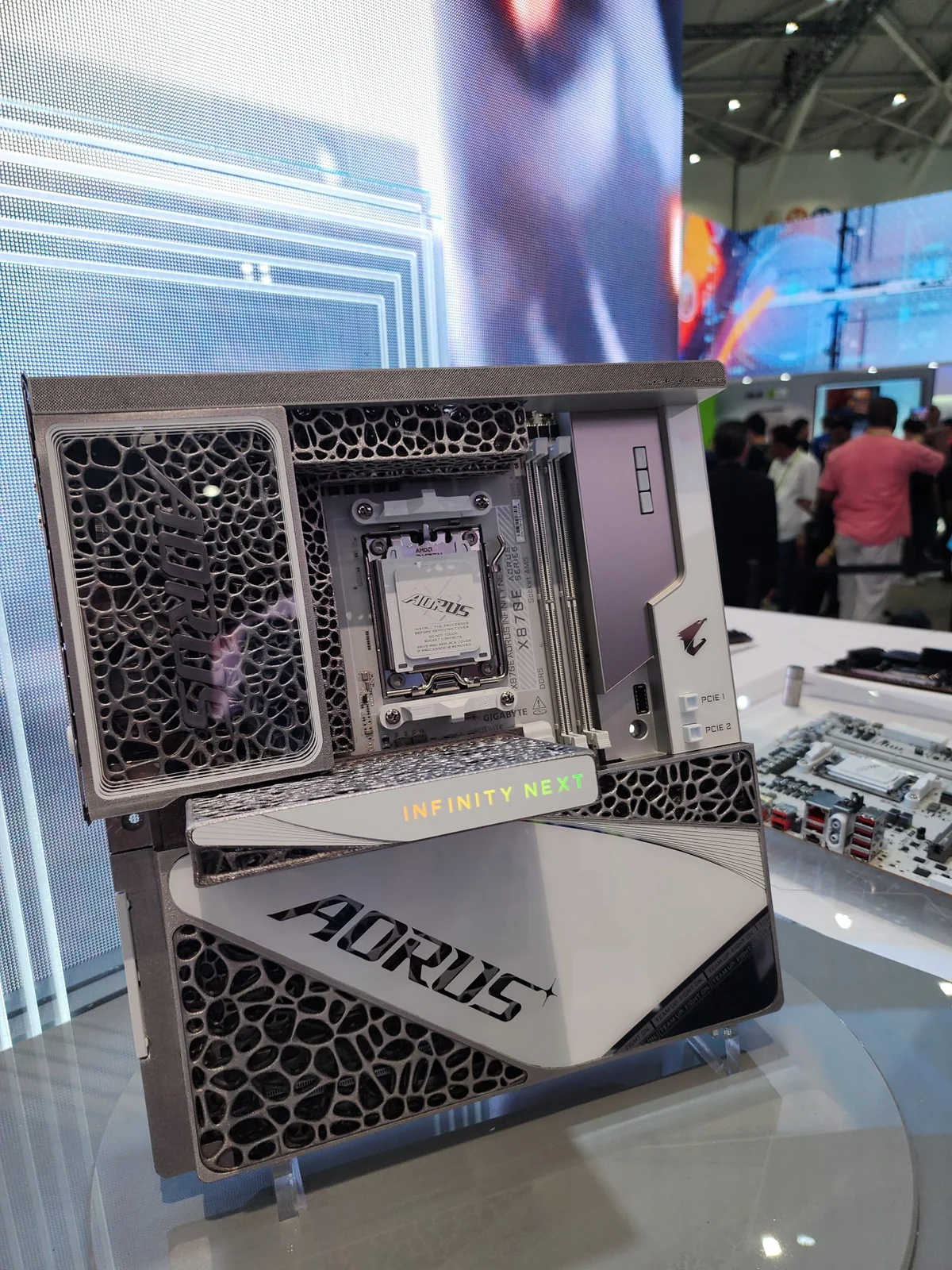AORUS X870E Infinity Next uzay temalı tasarımla tanıtıldı