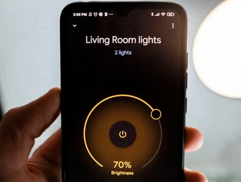 Handing holding phone.