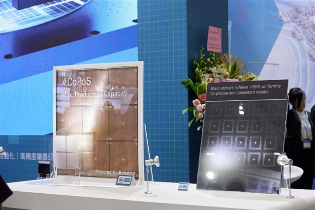 A display at a tech expo shows a 'Max. Production Capacity' Manz etching technology with two panels labeled '#CoPoS' and 'Manz etchers achieve >95% uniformity for precise and consistent results.'” loading=”lazy” /></figure>
<p>Bu alan yalnızca TSMC ile sınırlı değil; Intel de cam çekirdekli paketleme teknolojilerine yatırım yapan başlıca oyunculardan biri olarak öne çıkıyor. Önümüzdeki dönemde gelişmiş panel seviyesinde paketleme çözümlerinin, yalnızca istemci ürünlerinde değil, özellikle AI ve veri merkezi odaklı sistemlerde daha büyük rol üstlenmesi bekleniyor.</p>
</div></div><div class=
