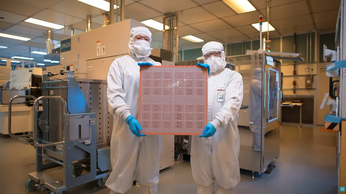 Intel 18A, 14A ve EMIB için büyük müşterilerle öne çıkıyor Intel 18A, 14A ve EMIB için büyük müşterilerle öne çıkıyor