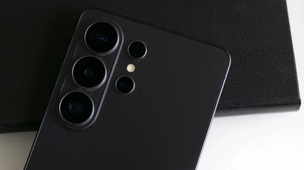 Samsung, Galaxy S26 Ultra ekranındaki kızarıklığı inceliyor