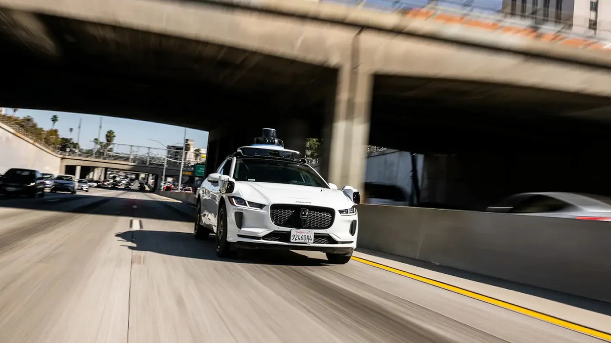 Waymo, Phoenix’te otoyol sürüşlerini yeniden devreye aldı