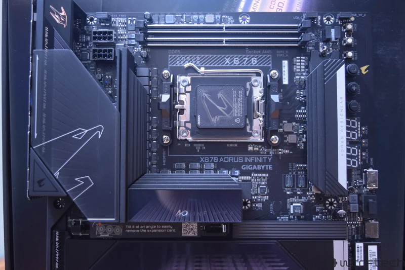 The Gigabyte X670 Aorus Infinity motherboard with DDR5 support and Socket AM5 is prominently displayed.
