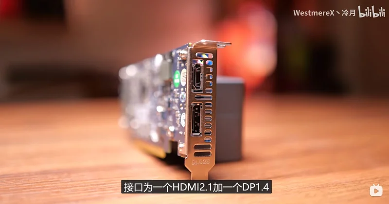 A close-up of a graphics card with visible ports labeled as HDMI 2.1 and DP 1.4, with text in Chinese on screen.