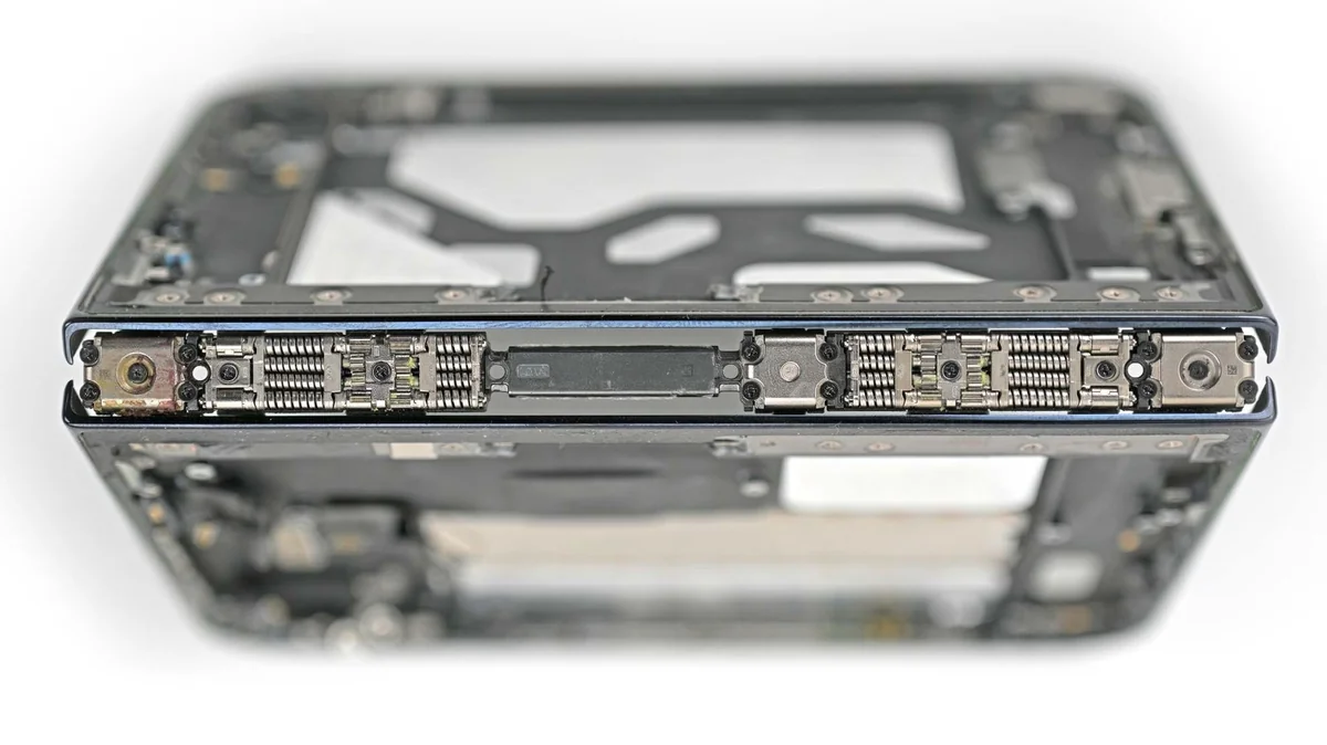 iFixit: iPhone Duo’nun ekran çatlaklarında menteşe etkisi