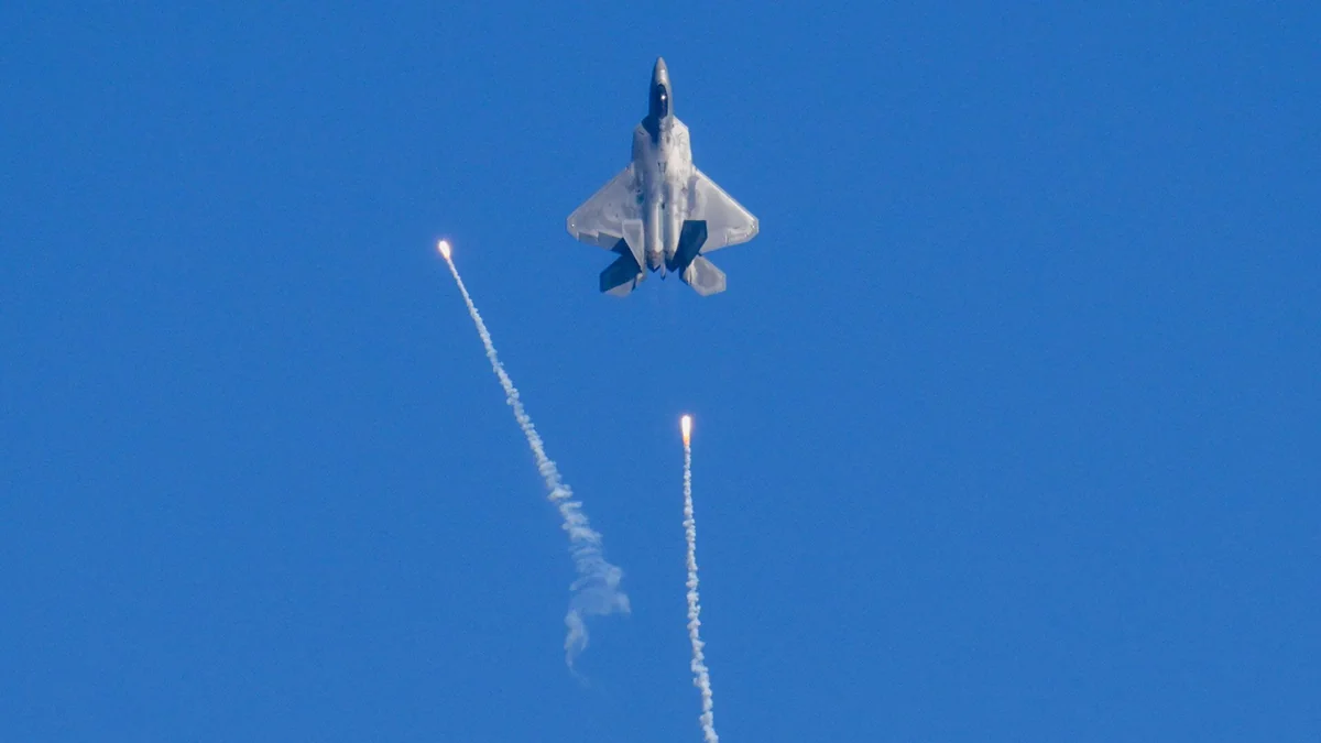 F-22, Anduril YFQ-44A Fury drone ile havada komuta testini geçti